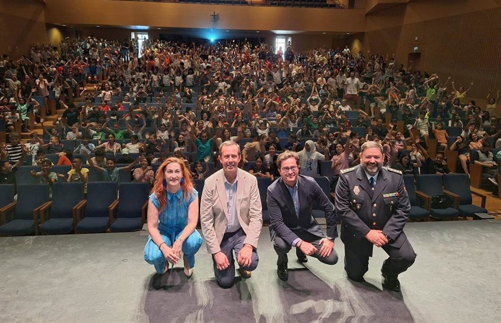 Acto de entrega de los carnés de ciberexpertos a escolares de El Ejido (Almería) en el Teatro Auditorio del municipio.