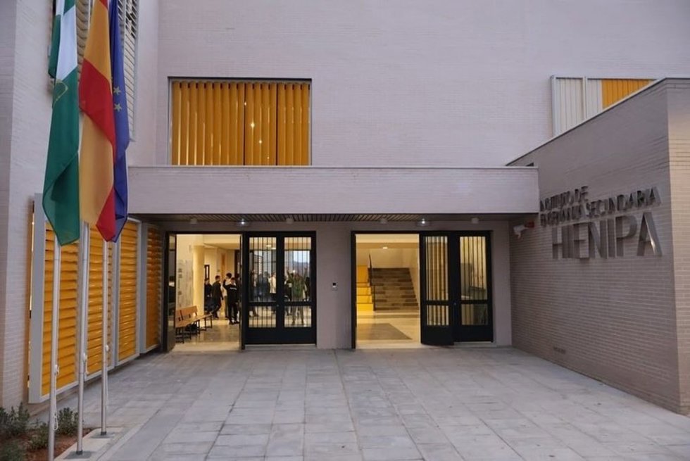 Entrada principal del IES Hienipa.