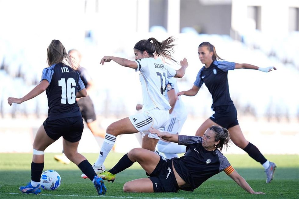 Archivo - Alba Redondo y Berta Pujadas pelean un por un balón en el Real Madrid-FC Badalona Women de la Liga F Moeve 25-26