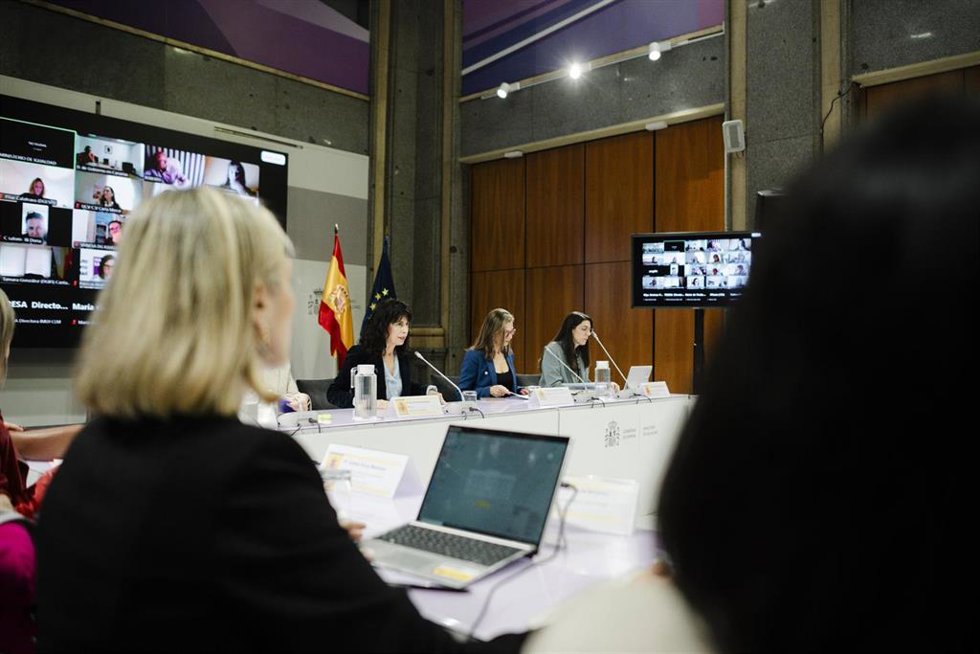Archivo - La ministra de Igualdad, Ana Redondo, preside el Comité de Crisis del Ministerio de Igualdad acompañada por la delegada del Gobierno contra la Violencia de Género, Carmen Martínez Perza, a 17 de marzo de 2026, en Madrid (España). 