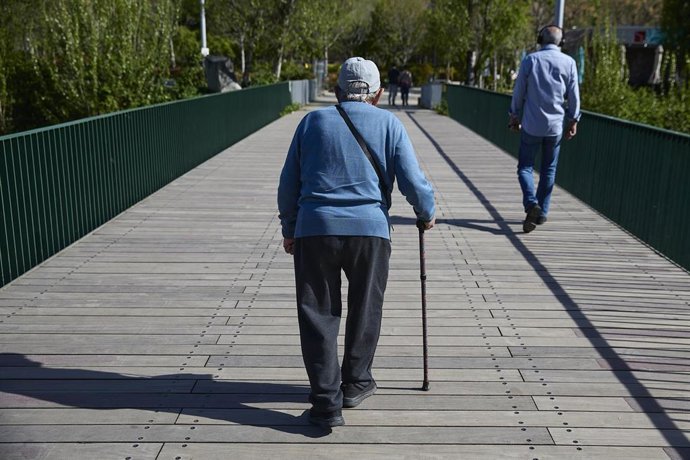 Archivo - Varias personas en el parque de Madrid Río, a 6 de abril de 2026, en Madrid