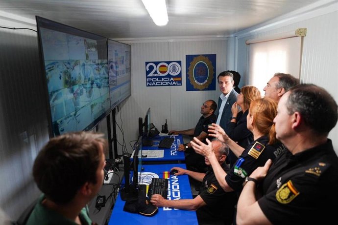 El alcalde de Córdoba, José María Bellido, y la subdelegada del Gobierno en la provincia, Ana López, visitan la comisaría conjunta de Policía en el recinto ferial El Arenal.