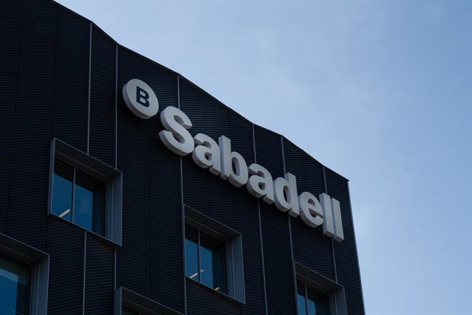 Archivo - Edificio del Banco Sabadell, a 1 de febrero de 2024, en San Cugat del Vallés, Barcelona, Catalunya (España).  01 FEBRERO 2024: BANCO SABADELL;BARCELONA  David Zorrakino / Europa Press  (Foto de ARCHIVO)  01/2/2024