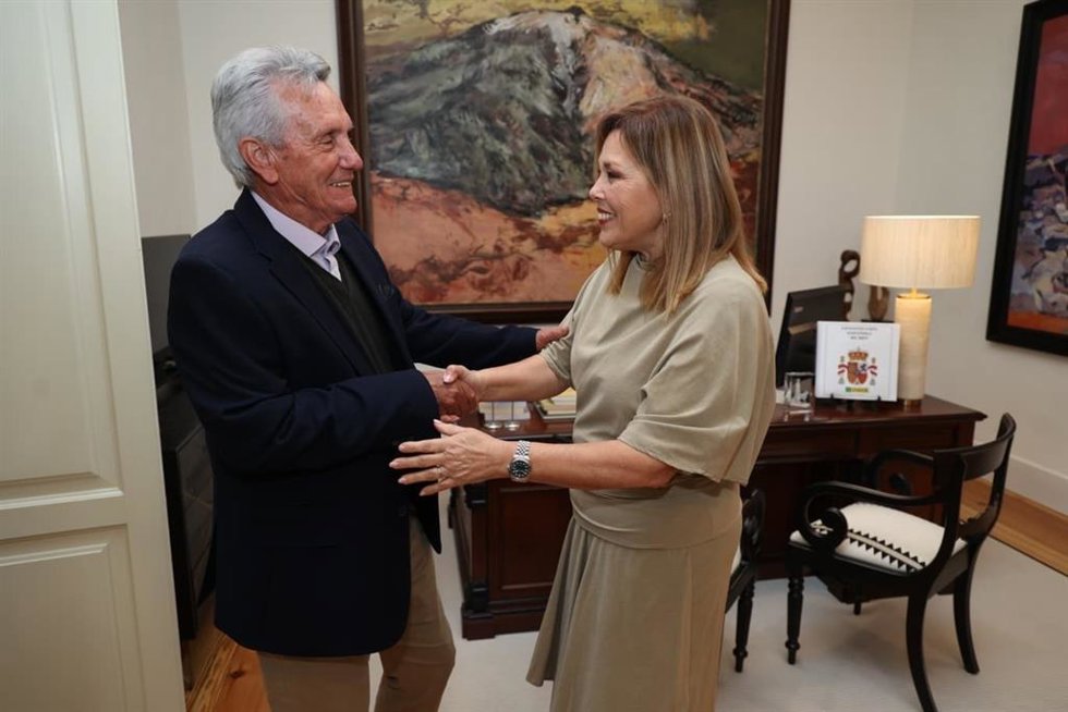 El divulgador del silo gomero Eugenio Darias y la presidenta del Parlamento de Canarias, Astrid Pérez