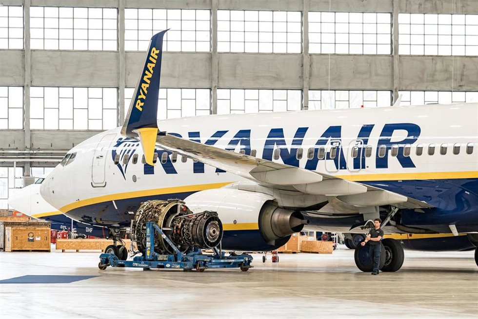 Archivo - Un motor de un avión de Ryanair durante la inauguración del nuevo hangar de mantenimiento de Ryanair, en la Zona industrial de Barajas, a 18 de marzo de 2026, en Madrid (España).