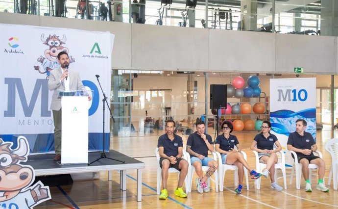 El delegado territorial de Turismo, Cultura y Deporte, David Rodríguez, ha participado en la jornada, donde los alumnos de quinto y sexto de Primaria de cuatro colegios de Granada han convivido en torno al deporte y los valores de éste.