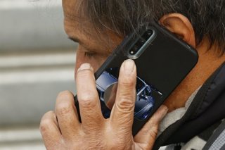 Santiago 25 de septiembre 2024. Fotografias referenciales de telefonos celulares en el centro de la comuna de Santiago   Dragomir Yankovic/Aton Chile