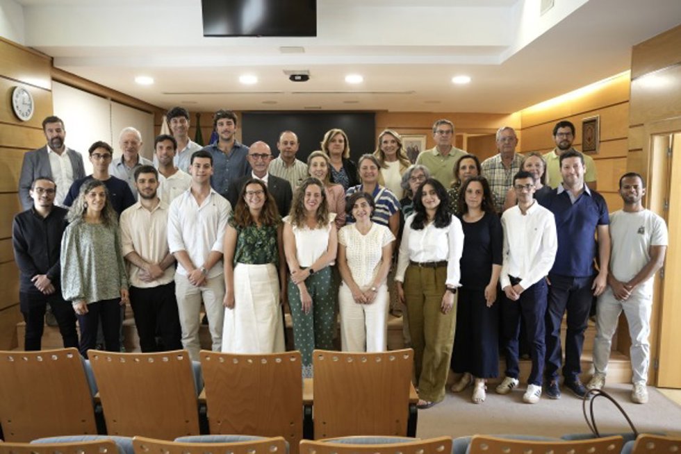 Alumnado y autoridades asistentes al acto de clausura.