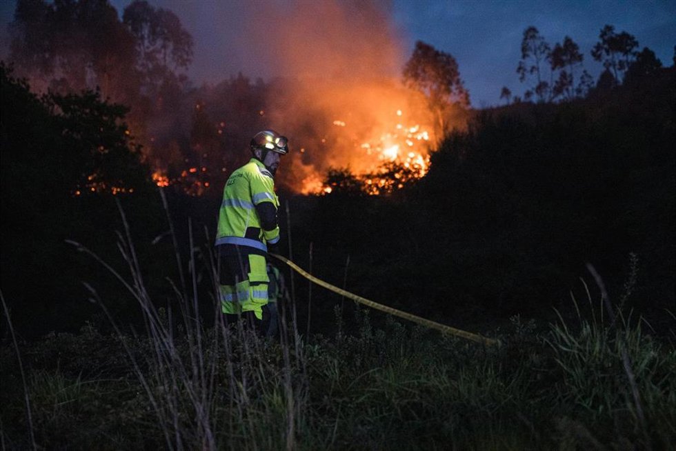 Archivo - Bomberos trabajan en las tareas de extiención del incendio forestal en el monte Galleiro, a 6 de abril de 2026, en Ribadetea, Ponteareas, Pontevedra, Galicia (España).