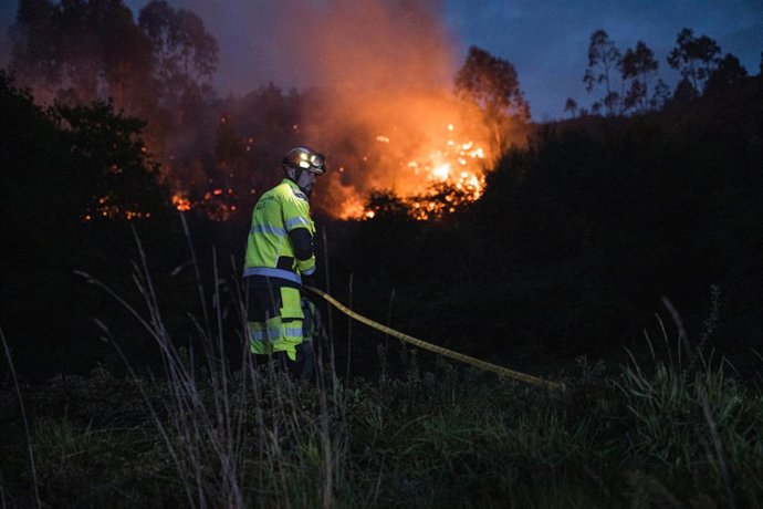 Archivo - Bomberos trabajan en las tareas de extiención del incendio forestal en el monte Galleiro, a 6 de abril de 2026, en Ribadetea, Ponteareas, Pontevedra, Galicia (España). El incendio de monte Galleiro comenzó a las 14:47 horas en la parroquia de Ri