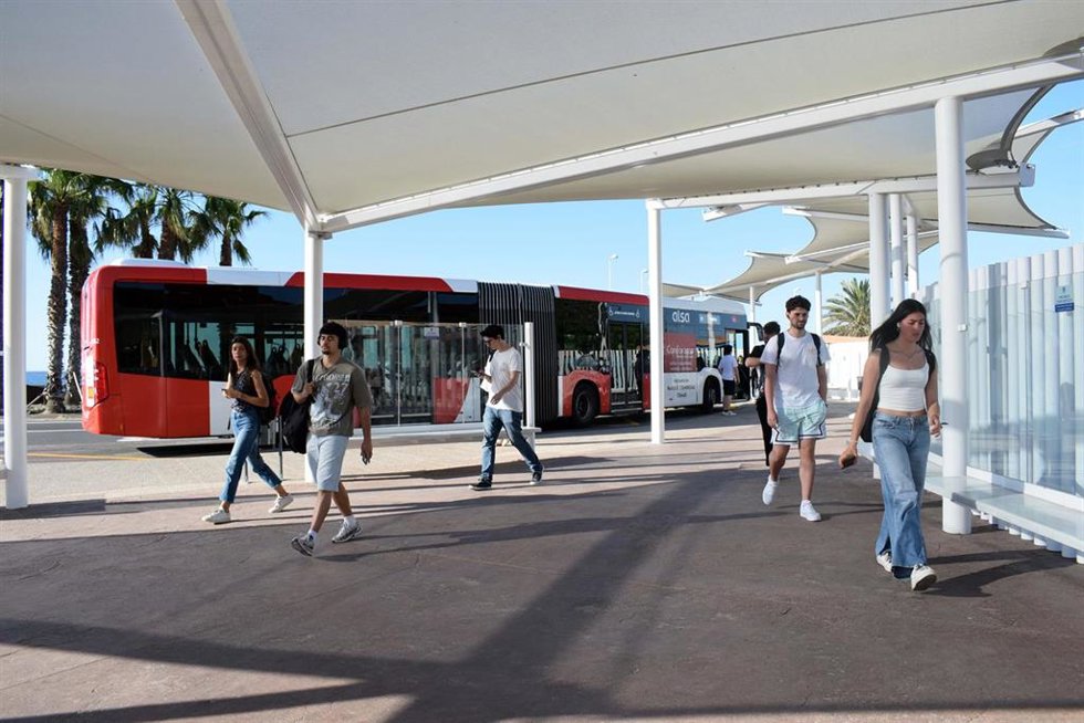 Estudiantes en el nuevo espacio de espera de autobuses del acceso sur del campus de la Universidad de Almería.
