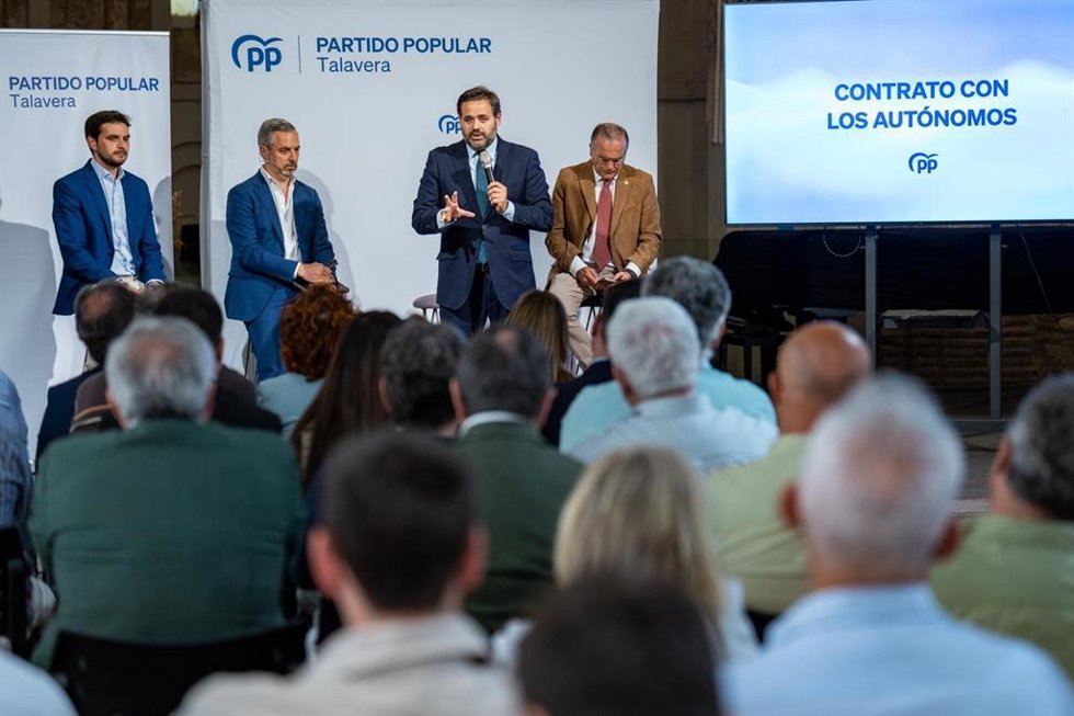 Encuentro con autónomos organizado por el PP en Talavera de la Reina.