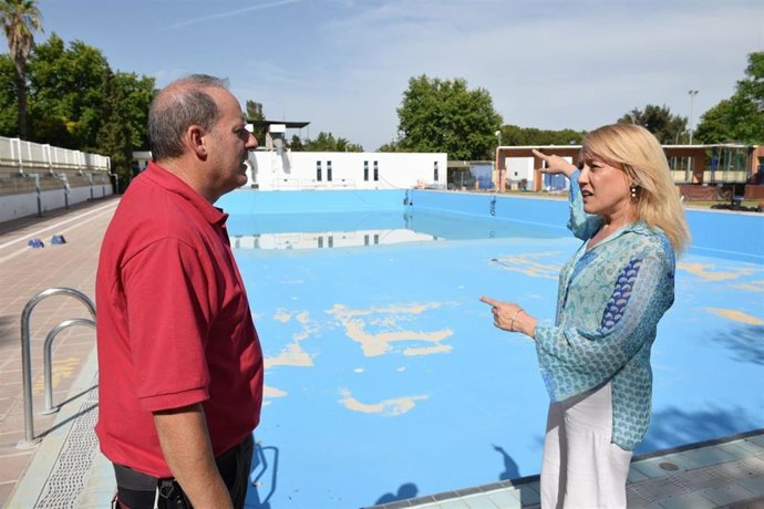 La delegada de deportes del Ayuntamiento de Sevilla, María Tena, en visita a la nueva piscina del C.D. Entreflores.