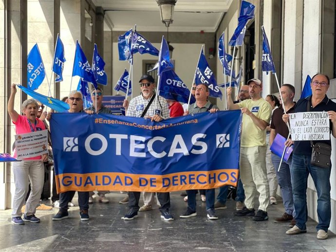 Manifestantes esta tarde en la sede de Delegación del Gobierno, en Oviedo.