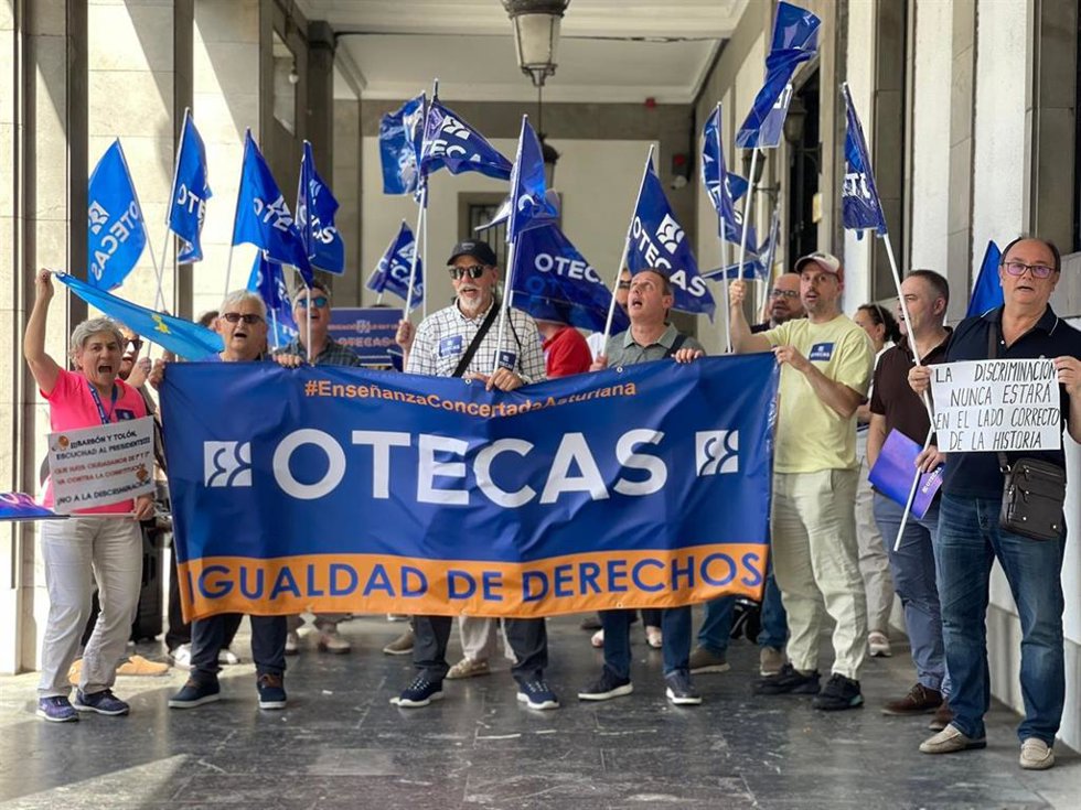 Manifestantes esta tarde en la sede de Delegación del Gobierno, en Oviedo.