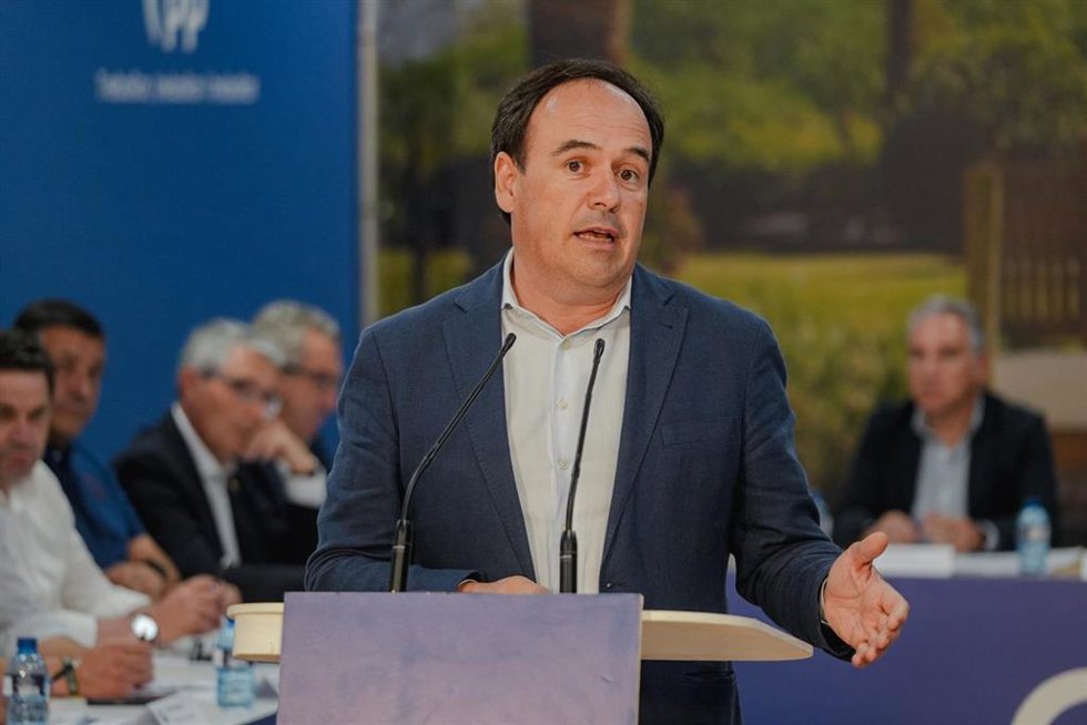 El president de la Generalitat Valenciana, Juanfran Pérez Llorca, interviene durante el encuentro político en la sede central del PPCV, a 25 de mayo de 2026, en Valencia