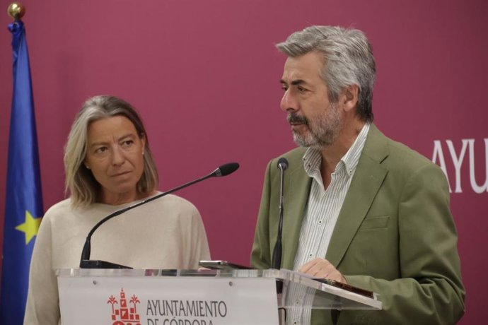 El portavoz del gobierno del Ayuntamiento de Córdoba, Miguel Ángel Torrico, y la teniente de alcalde delegada de Cultura, Isabel Albás.