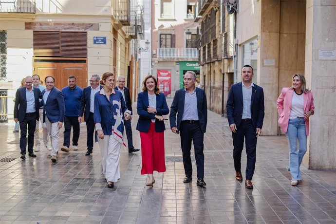 La alcaldesa de Valencia, María José Catalá (2i); el vicesecretario de Política Autonómica y Local del PP, Elías Bendodo (c); y el president de la Generalitat Valenciana, Juanfran Pérez Llorca; el presidente del PP en la provincia de Valencia, Vicent Momp