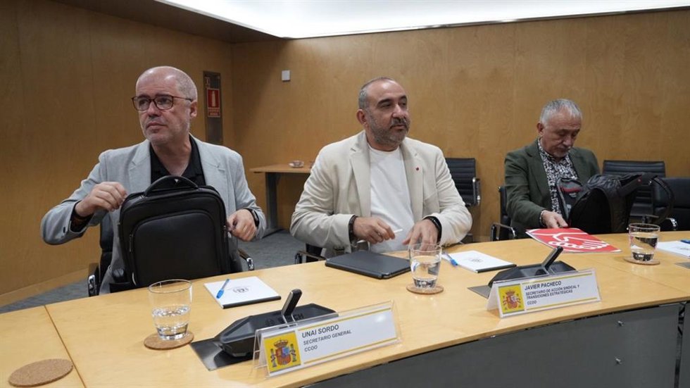 El secretario general de CCOO, Unai Sordo; el secretario confederal de Acción Sindical y Transiciones Estratégicas de CCOO, Javier Pacheco y el secretario general de UGT, Pepe Álvarez, durante la reunión con el Gobierno para abordar medidas anticrisis.
