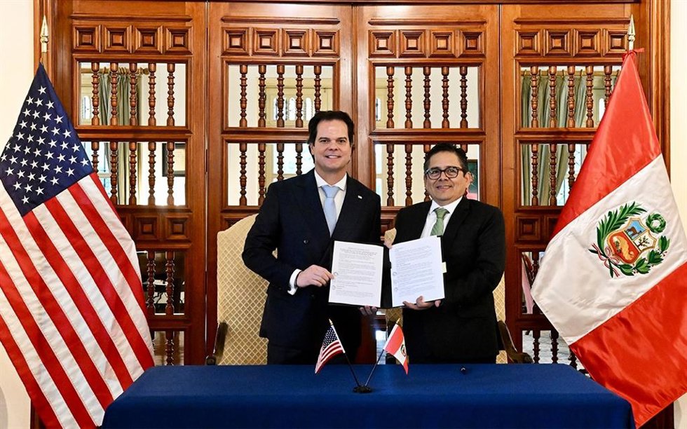 El embajador de Estados Unidos en Perú, Bernie Navarro, y el presidente ejecutivo de la Agencia de Promoción de la Inversión Privada (Proinversión) de Perú, Luis del Carpio, firman un memorándum de entendimiento (MdE) para atraer inversiones.