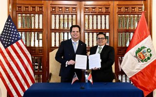El embajador de Estados Unidos en Perú, Bernie Navarro, y el presidente ejecutivo de la Agencia de Promoción de la Inversión Privada (Proinversión) de Perú, Luis del Carpio, firman un memorándum de entendimiento (MdE) para atraer inversiones.