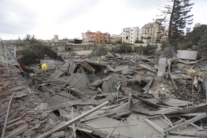 20 de maio de 2026, Distrito de Tiro, Líbano do Norte, Líbano: Um ataque aéreo israelense destruiu completamente um centro de atenção primária à saúde na cidade de Maashouq, no distrito de Tiro, segundo relatos locais. A unidade, administrada pela Organiz
