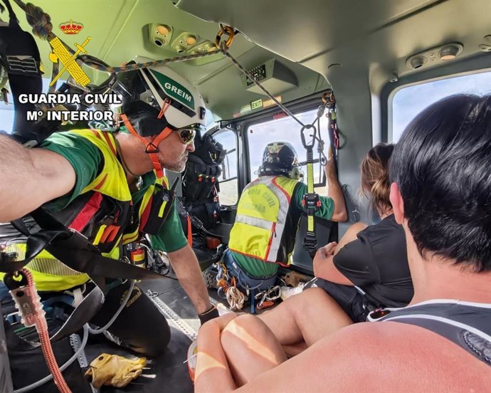 Dos senderistas desorientadas han tenido que ser rescatadas y evacuadas en helicóptero de una zona de difícil acceso de Villablino (León).