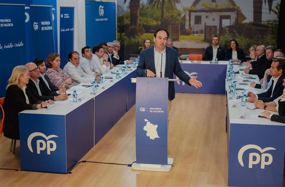 El president de la Generalitat Valenciana, Juanfran Pérez Llorca, interviene durante el encuentro político en la sede central del PPCV, a 25 de mayo de 2026, en Valencia