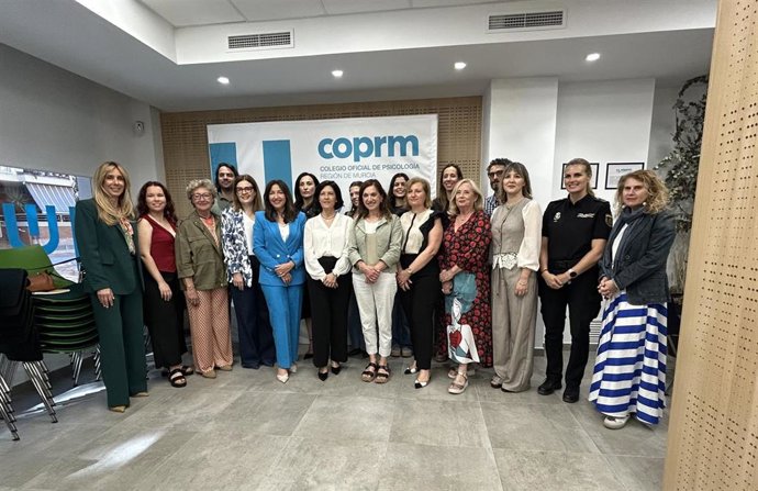 Foto de familia de las I Jornadas 'Mujeres y psicología: retos tras el 25-N'