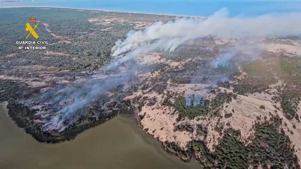 Vista aérea del incendio en el paraje Corral de Félix, en Almonte (Huelva).