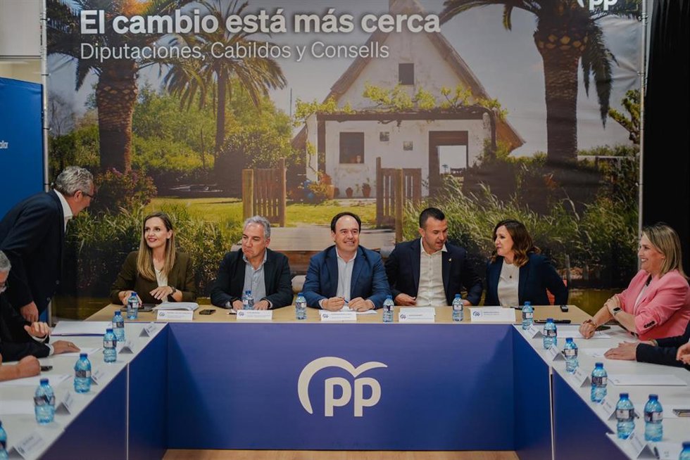 (I-D) La coordinadora de Política Provincial e Insual, Maribel Sánchez Torregrosa; el vicesecretario de Política Autonómica y Local del PP, Elías Bendodo; el president de la Generalitat Valenciana, Juanfran Pérez Llorca; el presidente del PP en la provinc