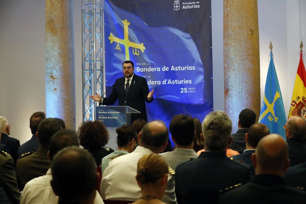 El presidente del Principado, Adrián Barbón, durante su intervención en el acto institucional del Día de la Bandera en Oviedo.