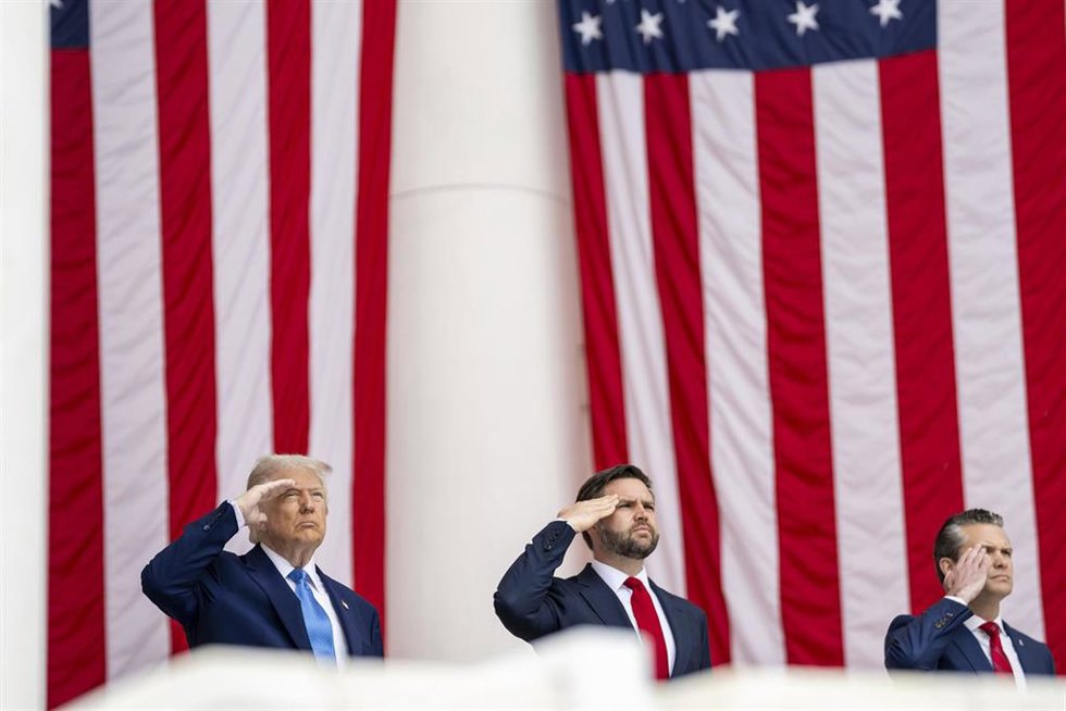 Archivo - Donald Trump, JD Vance y Pete Hegseth en el Cementerio Nacional de Arlington