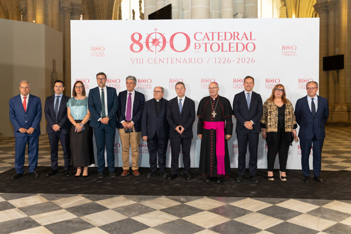 Foto de familia durante la inauguración de la exposición cultural 'Primada', a 25 de mayo de 2026, en Toledo, Castilla-La Mancha.