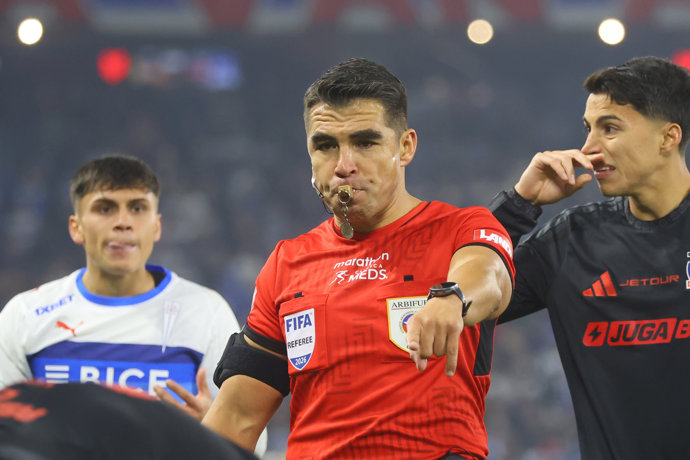 Futbol, Universidad Catolica vs Colo Colo Fecha 13, Liga de Primera 2026. El arbitro Jose Cabero es fotografiado durante un partido de primera entre Universidad Catolica contra Colo Colo disputado en el estadio Claro Arena en Santiago,