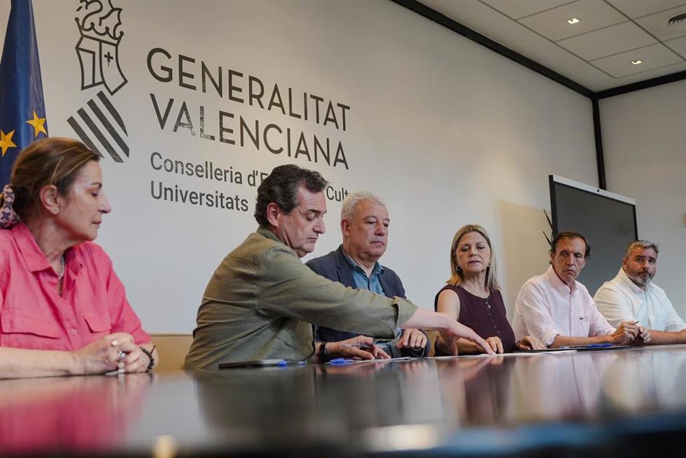 Firma del "microacuerdo" salarial entre Educación, CSIF y ANPE