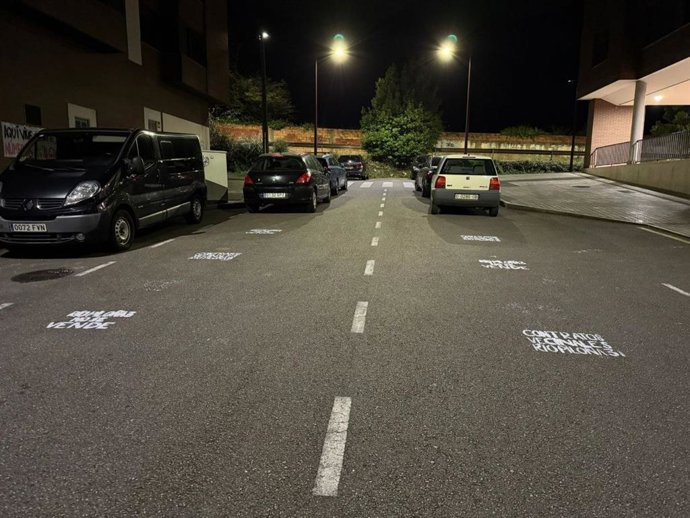 Archivo - Pintadas de protesta de los vecinos del bloque Río Piloñe, 3, en Gijón, a los que la Sareb reclama una deuda por alquileres.
