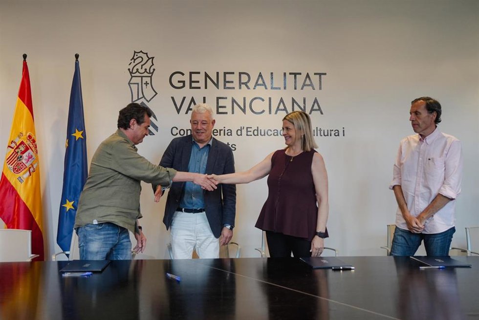 Uno de los sindicatos firma un acuerdo con la consellera de Educación de la Generalitat Valenciana, Carmen Ortí