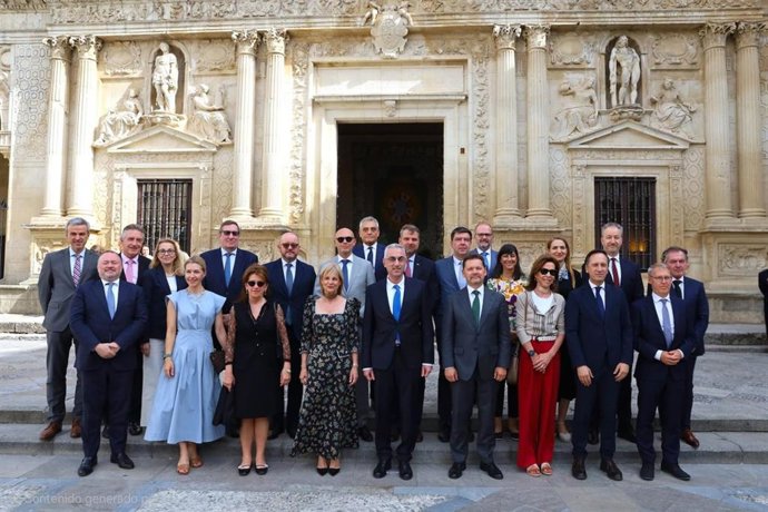 La alcaldesa de Jerez (Cádiz), María José García-Pelayo, junto a la delegación de embajadores, encargados de negocios y representantes diplomáticos de Estados miembros de la Unión Europea.