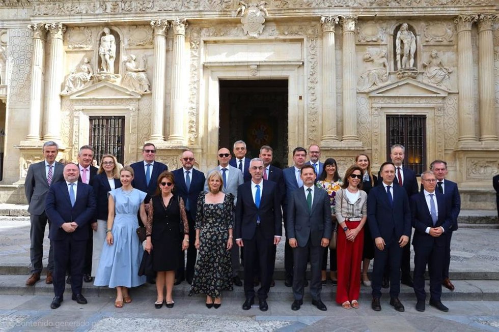 La alcaldesa de Jerez (Cádiz), María José García-Pelayo, junto a la delegación de embajadores, encargados de negocios y representantes diplomáticos de Estados miembros de la Unión Europea.