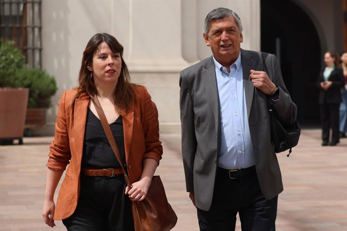 Santiago 4 de octubre 2024.  El Presidente del Partido Comunista, Carlos Carmona, junto a la presidenta del Frente Amplio, Constanza Martinez; llegan a La Moneda para una nueva reunion del Comite Politico     Dragomir Yankovic/Aton Chile