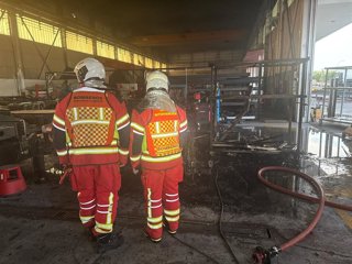 Los Bomberos  de la Comunidad de MAdrid extinguen un incendio en el interior de una nave industrial de Loeches