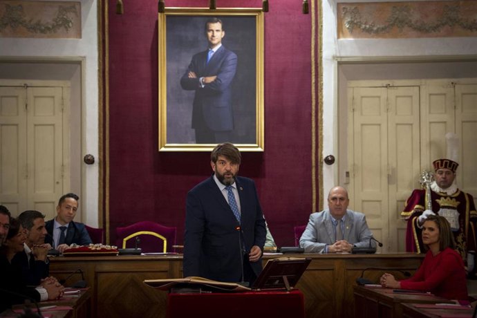 Archivo - El coordinador de Vox de Alcalá de Henares, Víctor Acosta, durante la sesión de constitución del ayuntamiento, a 17 de junio de 2023, en Alcalá de Henares, Madrid (España).  