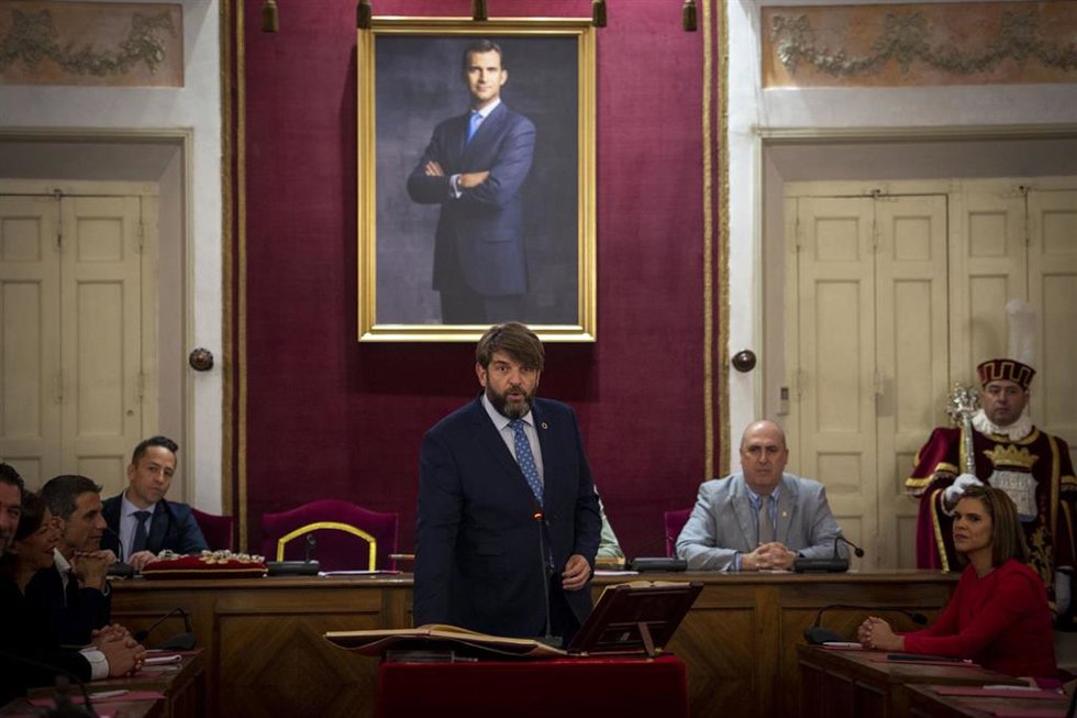 Archivo - El coordinador de Vox de Alcalá de Henares, Víctor Acosta, durante la sesión de constitución del ayuntamiento, a 17 de junio de 2023, en Alcalá de Henares, Madrid (España).  