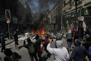ARCHIVO**** Valparaiso, 23 de octubre 2019.  Manifestantes se enfrentan a personal de Carabineros en el marco de protestas ciudadanas a nivel nacional contra el gobierno. Sebastian Cisternas/ Aton Chile