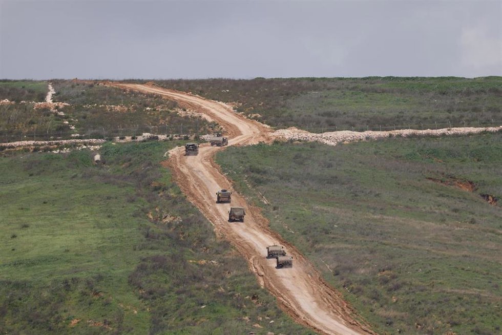 Archivo - Tropas israelíes se desplazan a lo largo de la frontera norte de Israel con Líbano