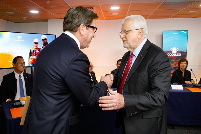 Santiago, 20 de Abril de 2026.  El ministro de Hacienda, Jorge Quiroz, y el biministro de Economía y Minería, Daniel Mas, en su calidad de delegados del Presidente de la República, junto a los integrantes del directorio de Codelco participan en la junta