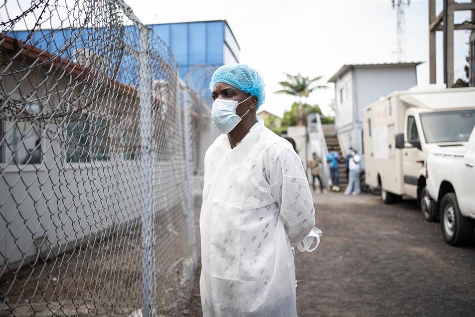 Archivo - Un trabajador sanitario se encuentra en un centro de aislamiento y observación para casos sospechosos y contactos cercanos de ébola en Goma, República Democrática del Congo (RDC)