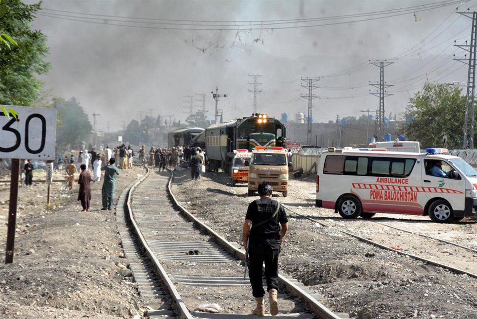 Archivo - Vehículos de emergencia llegan al lugar de la explosión de un tren en Queta, provincia de Baluchistán, Pakistán