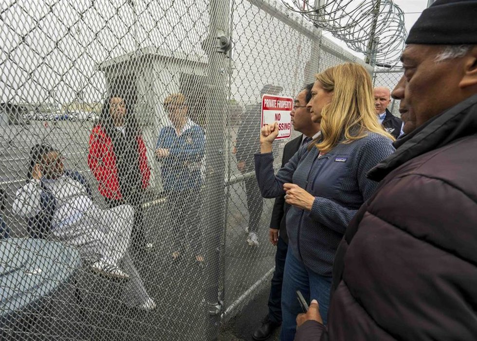 La gobernadora de New Jersey, la demócrata Mikie Sherrill, visita el centro de detención de migrantes del ICE Delaney Hall, ante las protestas y denuncias por las condiciones en su interior